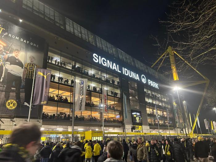 Fodboldrejser til Dortmund - Signal Iduna Park logo på stadion