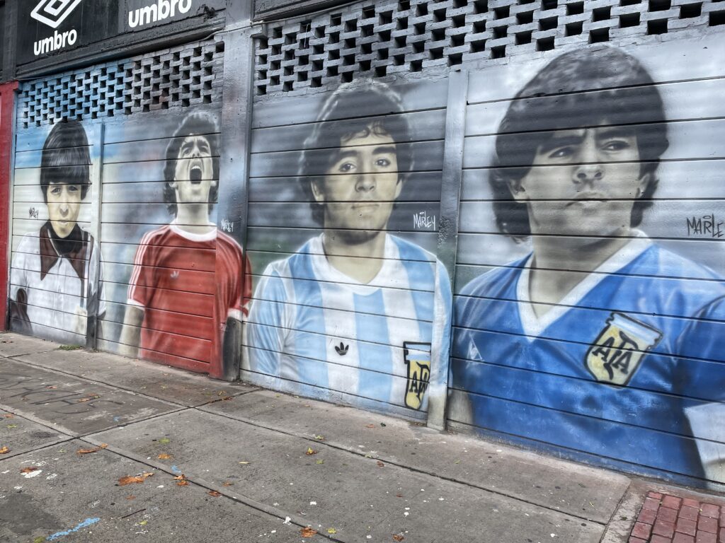 Fodboldrejser til Argentina - street art af Maradona
