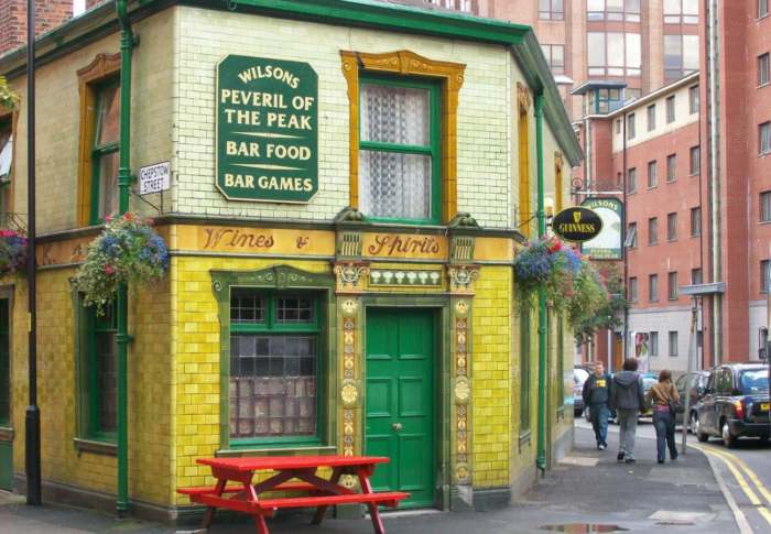 Det er et must at tage på pub, når man er på fodboldrejse til Manchester United